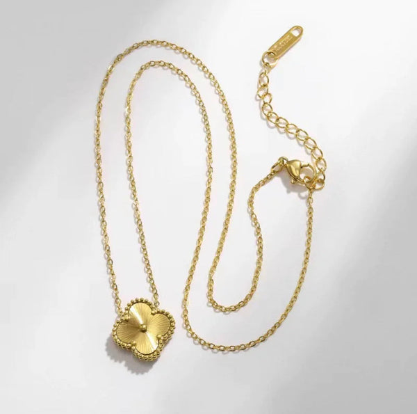 ✨SS Golden clover Pendant✨